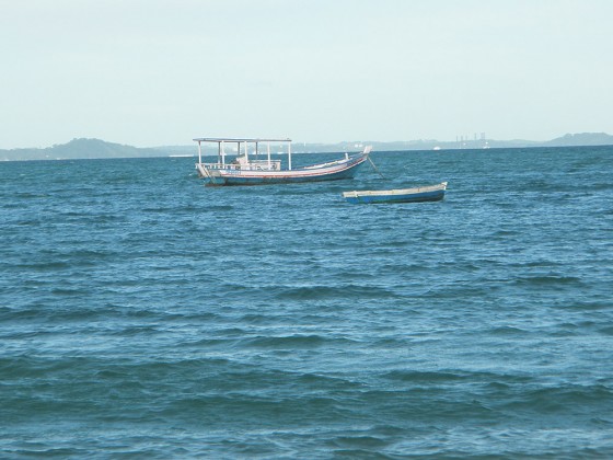 Embarcações vistas da ilha. Foto de Ionira