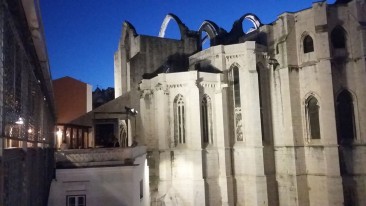 Ruinas do Convento do Carmo cujo teto foi destruído no terremoto em 1755. Foto de Ionira