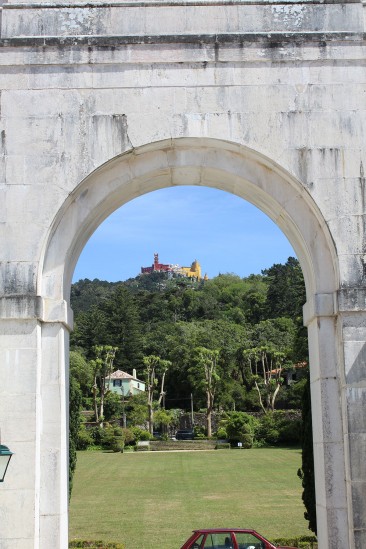 Castelo da Pena visto de um arco do Palácio Seteais. Foto de Luiz